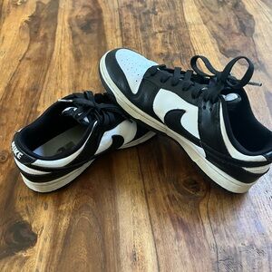 NIKE low “panda” dunks